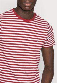 Tommy Hilfiger T-shirt básica - rhubarb/bright white