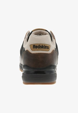 Baskets noires avec des accents en cuir marron, languette de talon beige et logo. Présentent des matériaux texturés et une semelle coussinée.