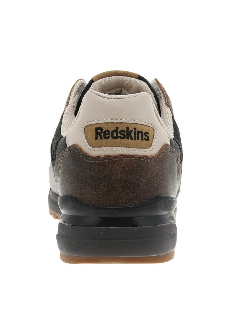 Baskets noires avec des accents en cuir marron, languette de talon beige et logo. Présentent des matériaux texturés et une semelle coussinée.