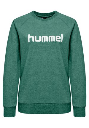 Grüner Pullover aus weichem Stoff mit rundem Halsausschnitt, gerippten Bündchen und einem großen weißen "hummel"-Logo auf der Vorderseite.