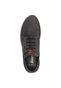 Szary zamszowy but z brązowym skórzanym akcentem, pięć przelotek na sznurowadła, zaokrąglony nosek i teksturowana powierzchnia. Wewnątrz widoczne logo marki.