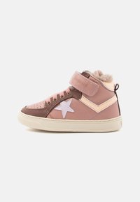 Baskets montantes en cuir rose avec des accents marron, présentant un détail étoile blanche et une sangle en Velcro, doublées de fourrure douce.