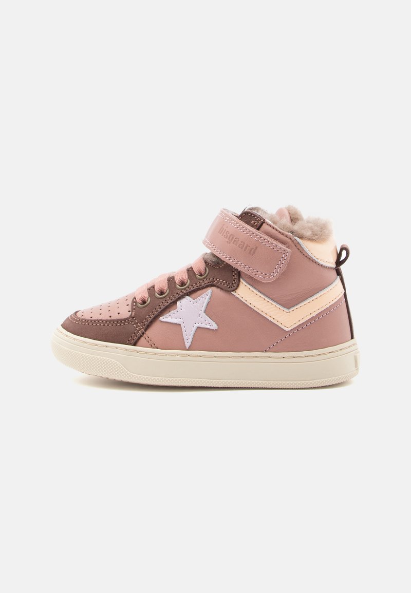 Baskets montantes en cuir rose avec des accents marron, présentant un détail étoile blanche et une sangle en Velcro, doublées de fourrure douce.