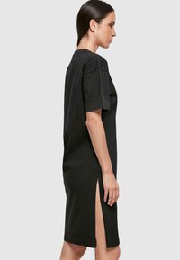 Merchcode LIFE IS BETTER SLIT  - Trikoomekko - black