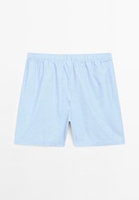 Lichtblauwe katoenen shorts met een elastische tailleband, rechte pijpen en een gladde textuur. Eenvoudig ontwerp zonder zichtbare patronen of accenten.