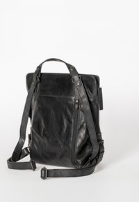 Zaino in pelle nera con una texture liscia, spallacci regolabili e un compartimento con zip. Le caratteristiche includono dettagli in metallo e un design strutturato.