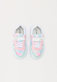 Sneakers per bambini con colori pastello blu, rosa e menta, parte superiore in tessuto, lacci bianchi, cinturino a Velcro e suole in gomma.