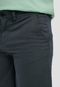 s.Oliver BERMUDA À JAMBES DROITES - Šortky - schiefergrau