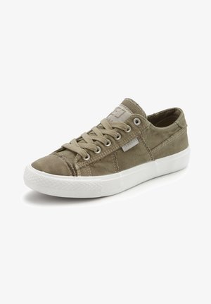 Olivgrüne Segeltuch-Sneaker mit weißer Gummisohle, fünf Ösen und kontrastierender Naht. Verfügt über eine strukturierte Oberfläche und ein Logopatch.