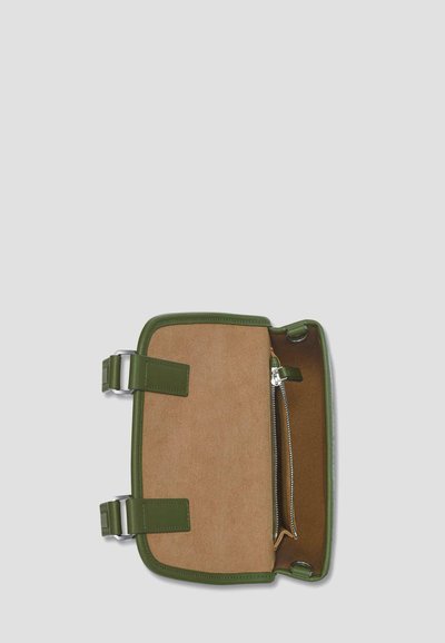 Borsa rettangolare in pelle verde con interni in suede, dotata di un compartimento con zip e hardware a doppio manico. L'apertura è leggermente inclinata.