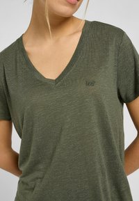 Lee SHORT SLEEVE V NECK REGULAR FIT - T-shirt basic - oak moss