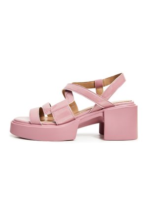 Roze platform sandalen met een glanzende lakafwerking, voorzien van kruislussen en een open teen ontwerp. Dikke blokhak voor extra hoogte.