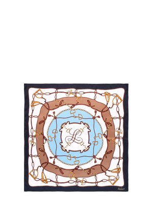 Foulard carré avec des lanières de cuir marron entrelacées, des boucles dorées et des chaînes sur un fond blanc et bleu clair, bordé de bleu marine foncé.