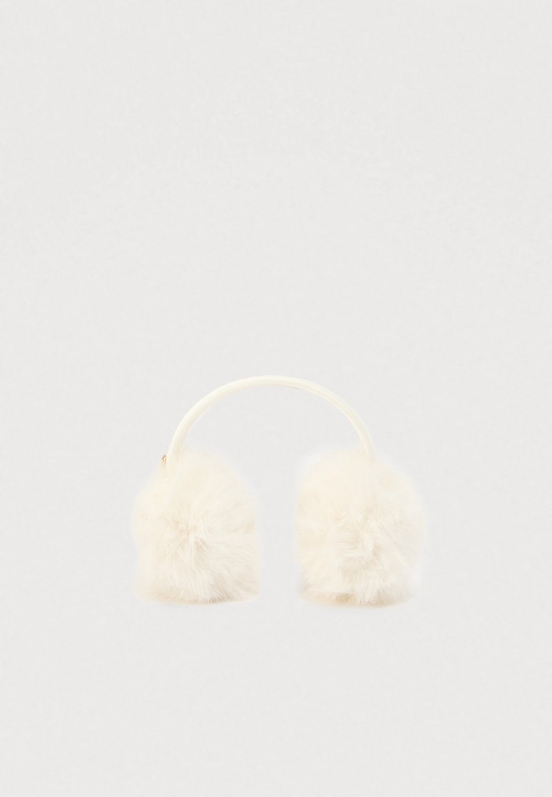 Căști albe pufoase cu o bandă simplă curbată, concepute pentru a acoperi urechile și a le menține calde.