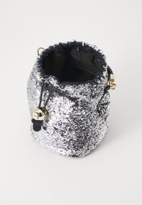 Borsa a secchiello realizzata in paillettes argento con chiusura a coulisse. Presenta un interno nero e accessori dorati.