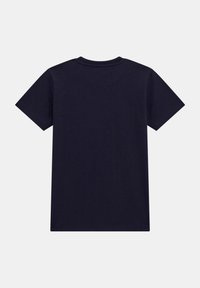 T-shirt di cotone blu navy, maniche corte, scollo rotondo, design semplice, texture liscia, senza motivi o dettagli visibili sul retro.
