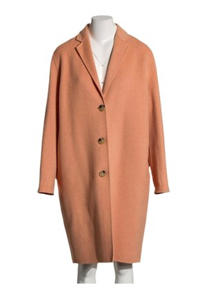 Long manteau en laine couleur pêche avec trois boutons et col à revers présenté sur un torse de mannequin blanc.