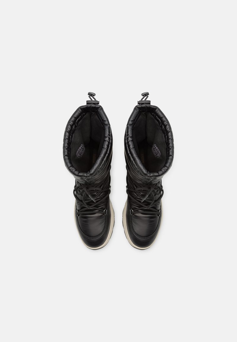 Ein Paar schwarze isolierte Winterstiefel mit weißen Sohlen und Schnürungen, von oben auf einem weißen Hintergrund betrachtet.