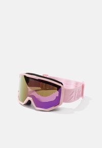 Roze skibril met een groot, hoekig ontwerp, voorzien van een zwarte schuimvoering, gespiegeld paarse lenzen en een roze elastische strap met merknaam.