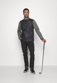 Nike Golf M NK SFADV VEST - Giacca hard shell - black/black/anthracite/white