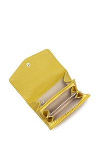 Portafoglio giallo in pelle con superficie testurizzata, dotato di chiusura a scatto, diverse fessure per carte e un compartimento con zip per le monete.