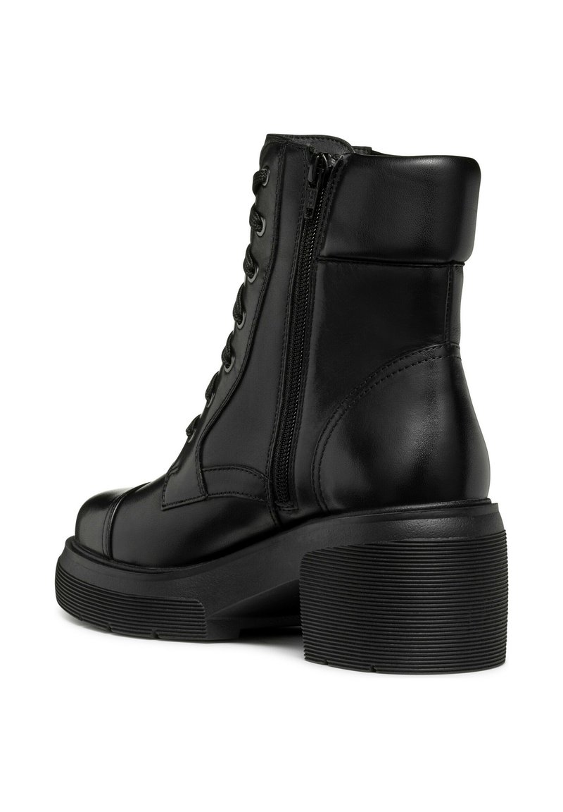 Botas de tobillo de cuero negro con punta redonda, cordones en la parte delantera, cremallera lateral y un tacón grueso y texturizado. Acabado suave con detalles de costura.