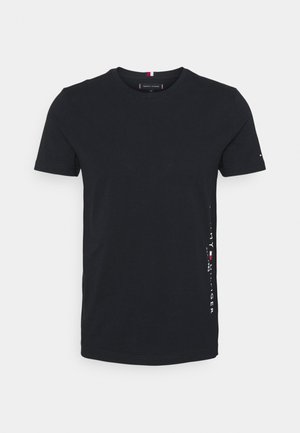 T-shirt noir à manches courtes avec col rond, petit logo latéral et détail de texte sur la couture latérale droite.