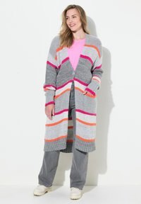 Cardigan grigio lungo con righe rosa, arancioni e bianche, caratterizzato da un colletto a V, polsini e fondo a coste, e una chiusura con un singolo bottone.