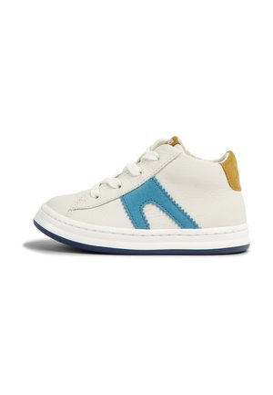 Baskets en cuir blanc avec accent en suède bleu et talon arrière jaune. Présentent des lacets blancs et une semelle en caoutchouc marine. Design classique à bout rond.