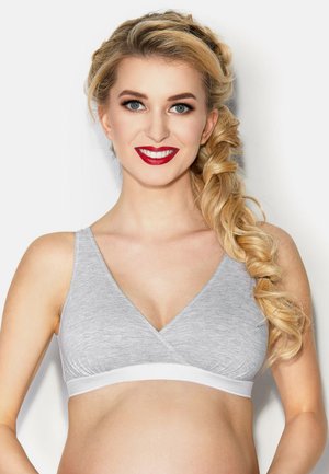 Soutien-gorge d'allaitement gris en tissu doux avec un design en V et une bande blanche en bas. Présente un style croisé à l'avant pour un accès facile.