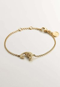 Pulsera de color dorado con un charm de camaleón texturizado, diseño de cadena enlazada y un cierre de gancho con una etiqueta redonda de acento.