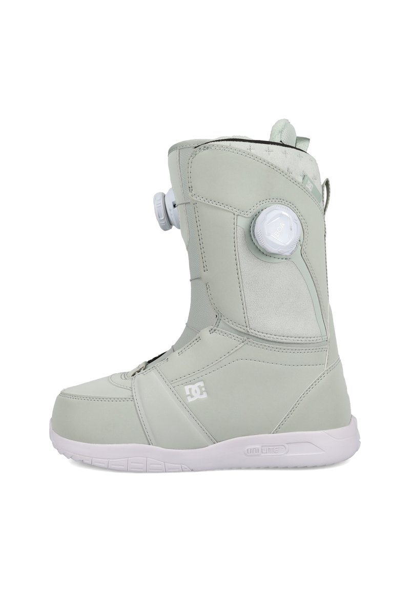 Jasnoszare wysokie buty snowboardowe z białą podeszwą, regulowanym zapięciem na pokrętło i logo DC po bokach.