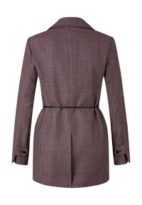 Blazer v tmavě burgundské barvě s bílým vzorem houndstooth, s dlouhými rukávy, límečkem a černým opaskem v pase.