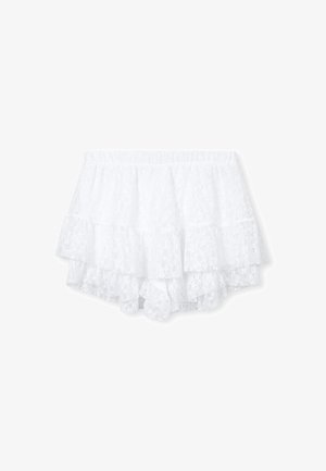 Shorts en dentelle blanche avec un design à étages et des couches froncées, taille élastique et une finition douce et texturée.