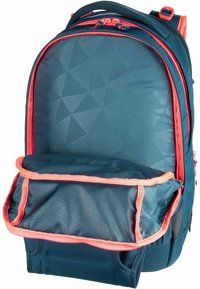 Rucksack aus dunkelblauem Stoff mit geometrischem Muster, akzentuiert durch leuchtend orangefarbene Reißverschlüsse und Besätze, mit einer großen Fronttasche.