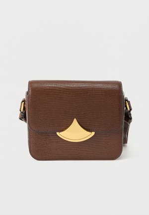 Borsa a tracolla in pelle marrone con finitura strutturata, hardware in tono dorato e un distintivo accento curvo sulla patta frontale.
