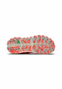 Suola di scarpe da trail running con un design testurizzato in tonalità di grigio e arancione brillante, dotata di lugs triangolari per trazione e stabilità.