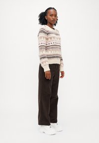 ONLY Petite ONLMONTANA LIFE O NECK  - Pulover - whitecap gray/chocolate torte/silver mik/fary tale