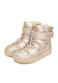 Stivali sintetici beige con colletto imbottito, chiusura con lacci, suola in gomma e cuciture tonali; la suola testurizzata offre aderenza e durata.