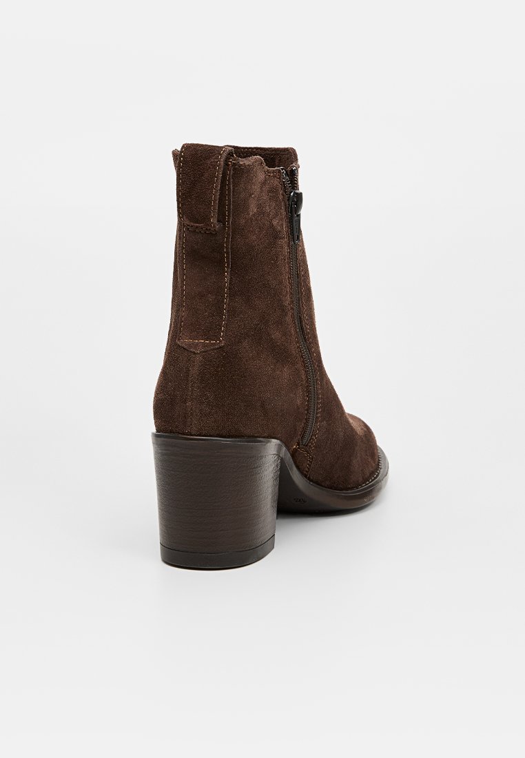Brązowe zamszowe botki za kostkę z grubym obcasem, z bocznym zamkiem błyskawicznym i subtelnymi detalami w szwie. Gładka tekstura i prosty design.