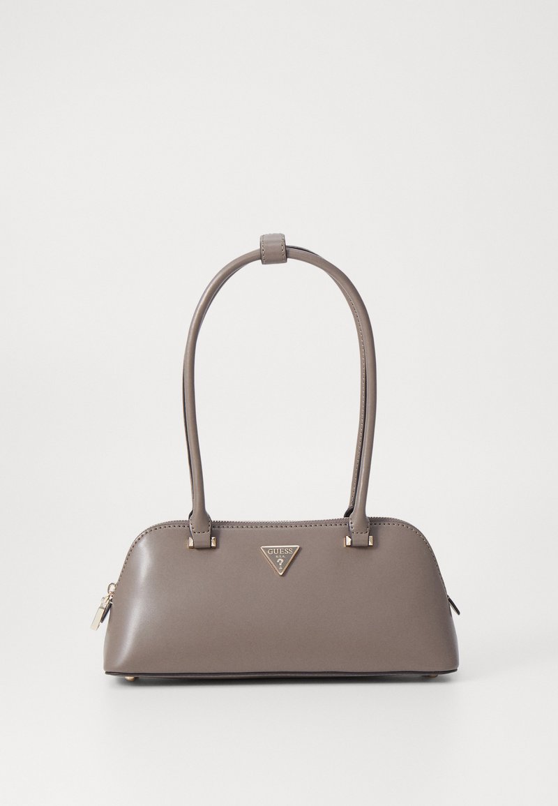 Bolsa cinza brilhante com uma forma estruturada, duas alças, destaque em logotipo dourado e fecho de zíper na parte superior. Textura suave com detalhes mínimos.