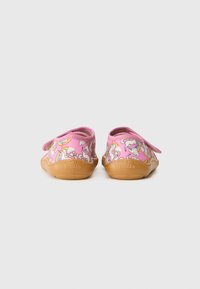 Różowe buty dziecięce z wzorem jednorożca i tęczy, z rzepem i jasnobrązową gumową podeszwą. Miękka tkanina zewnętrzna.