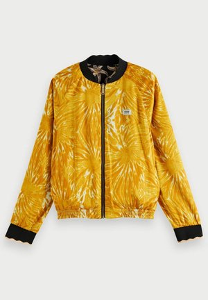 Blouson bomber tie-dye jaune avec col et poignets noirs, fermeture éclair devant, taille élastique et petite étiquette de marque blanche sur la poitrine.