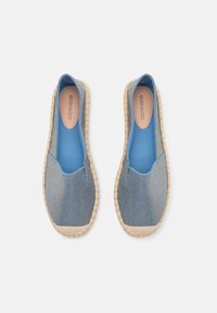 Modre denim espadrile z jute vrvmi na podplatih, z zaprto točko in elastičnimi stranskimi paneli za udobje. Nežna variacija teksture po površini.
