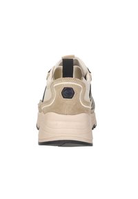 Beige en zwarte sneaker met een afgeronde vorm, suède hielaccent, textielstof en een treklus voor gemakkelijk aan- en uittrekken. Gedetailleerde stiksels zichtbaar.