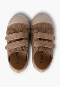Chaussures en velours côtelé beige avec deux bandes velcro, pare-chocs en caoutchouc et un design de bout strié. Doublure intérieure douce et semelle durable.