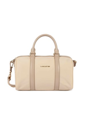Sac à main rectangulaire beige avec double poignée supérieure, bandoulière amovible et logo Lancaster doré sur le devant.