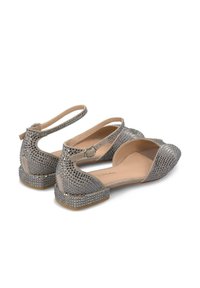 Grijze metallic platte schoenen met een decoratief perforatiepatroon, enkelbandje en ronde neus. Gerasterde oppervlakte met strassaccenten.