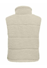 Gilet en polaire de couleur beige clair, avec un col montant, une texture matelassée et deux coutures horizontales dans le dos.