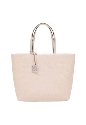 Borsa tote in pelle beige con logo impresso, texture liscia, hardware in argento, due manici superiori e un dettaglio con tag logo appeso.